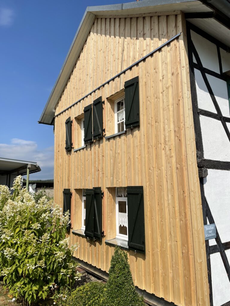 Holzfassade Boden- Deckelschalung Holzbau Zimmerei Schwendtner 53902
