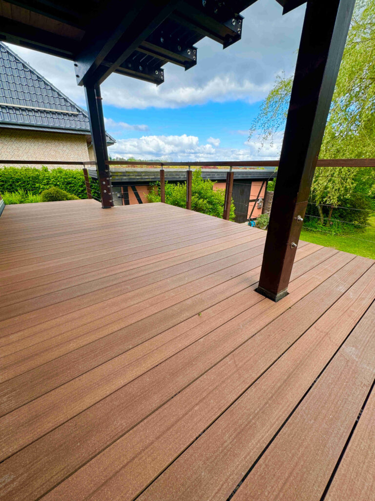 Terrasse aus Megawood Dielen.