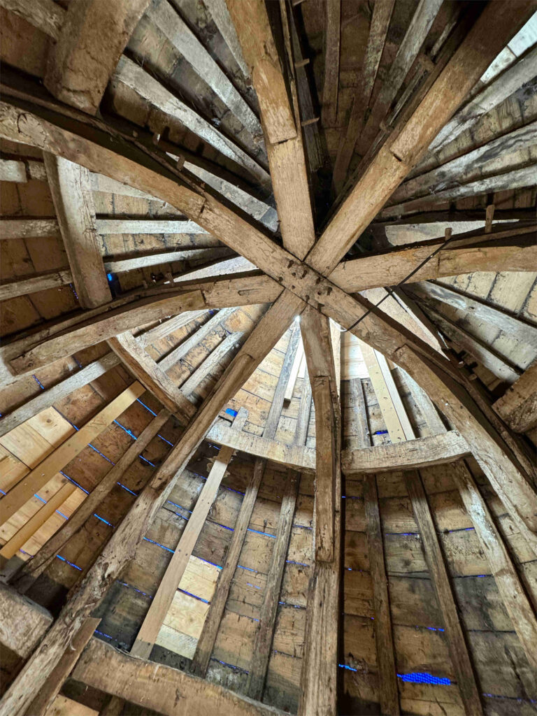 Innenansicht eines alten Burgdachstuhls in einem Zwiebelturm.