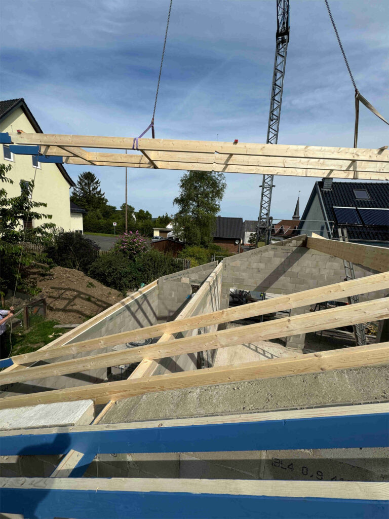 Mehrere Sparren mit Fensterauswechslung auf die Pfetten setzen.