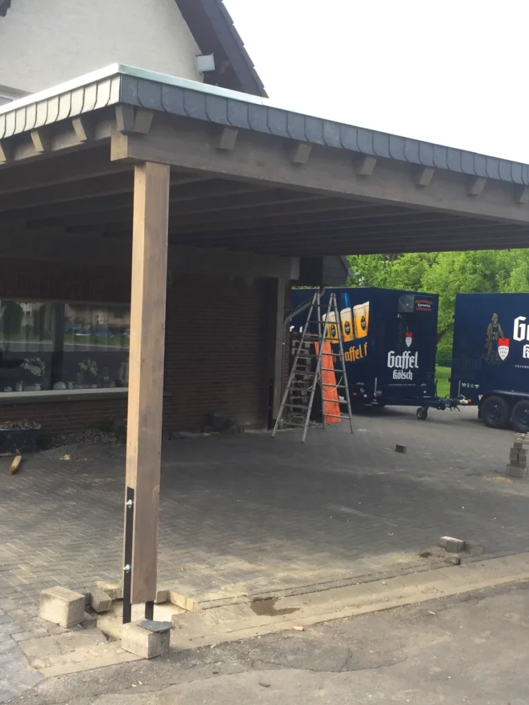 Grosses Carport in grau als Unterstand für Getränkewagen