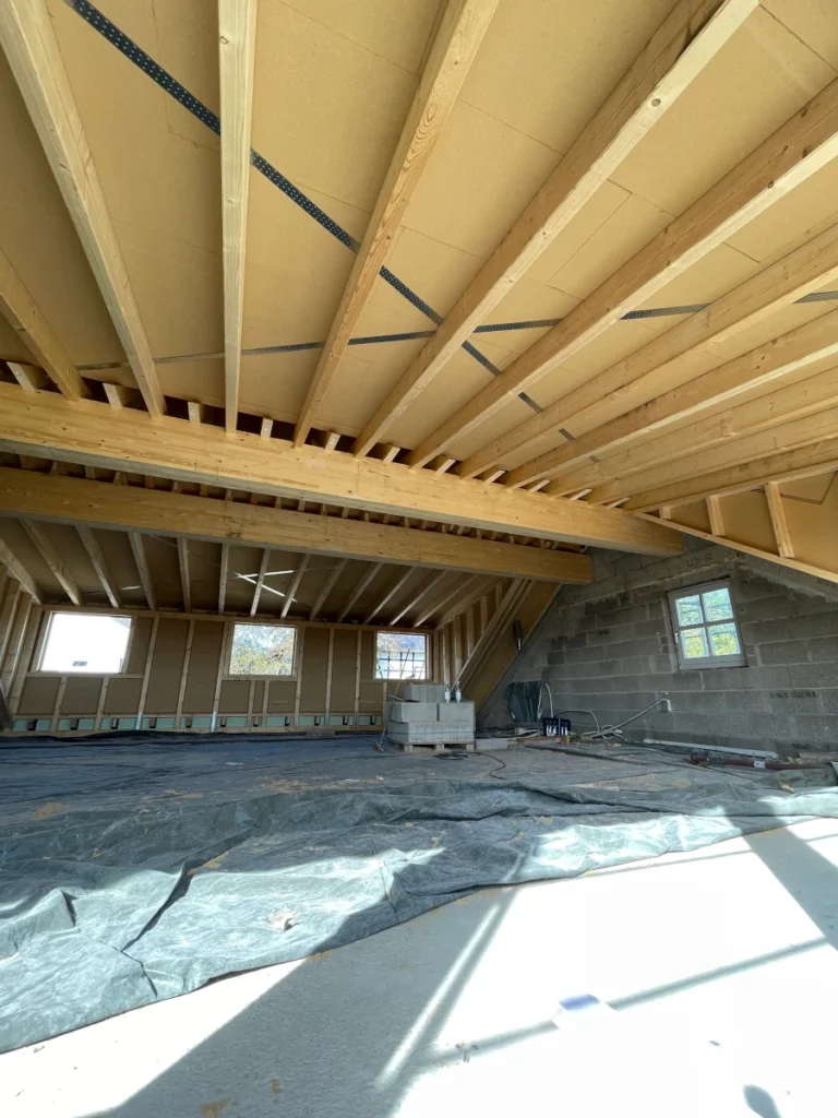 Innenansicht von einem Dachstuhl mit Holzfaserplatten.