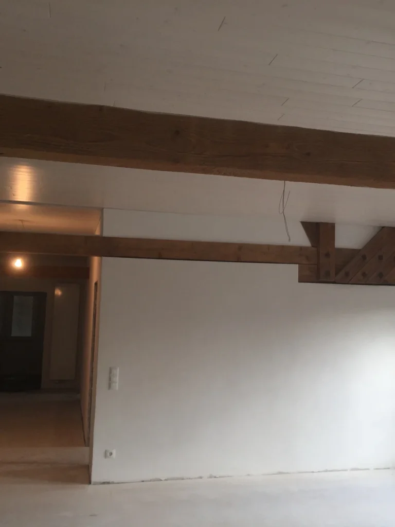 Deckenpaneele aus Holz in weiß.
