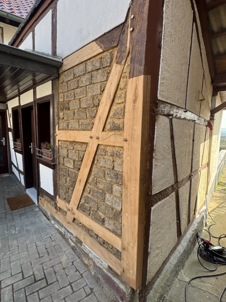 restaurierte Fachwerkecke mit Lehmsteinen
