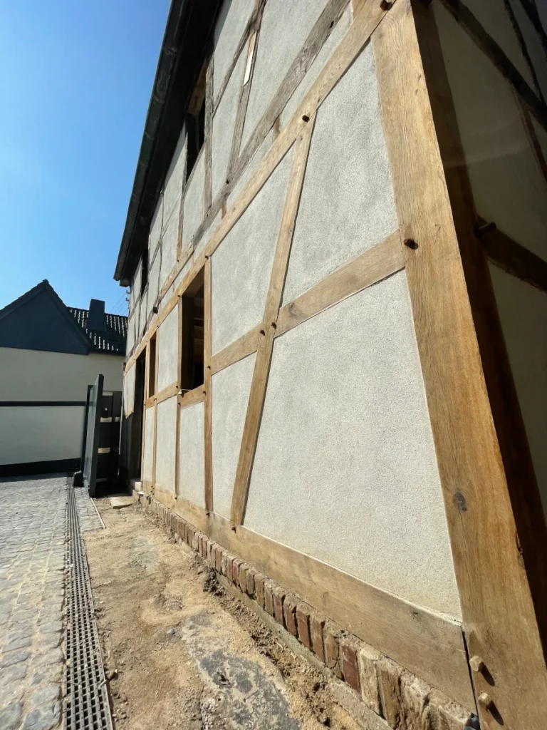Wiederaufbau einer Fachwerkwand aus Eichenholz. Die Wand wurde vorher durch die Flut zerstört.