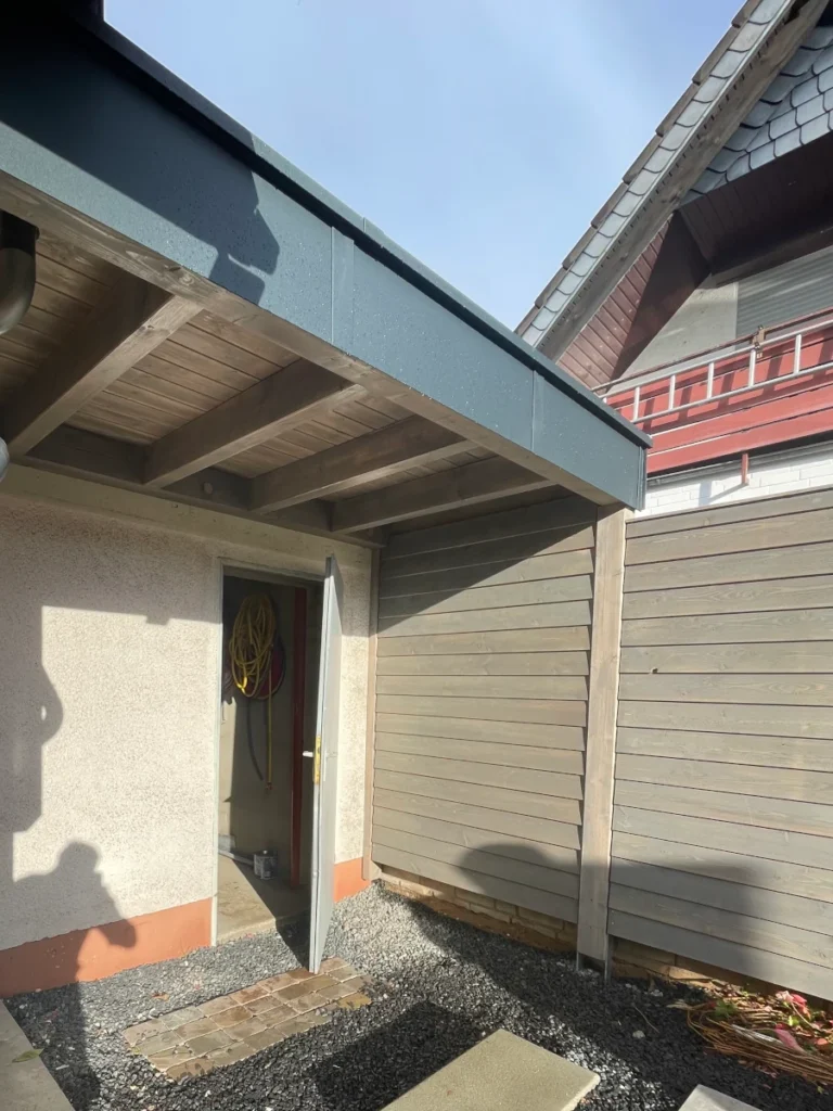 Kleines grauen Vordach vor einem Garageneingang
