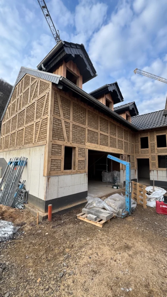 Neubau eines Fachwerkhaus. Rohbau aus Eichenholz und Lehmsteinen.