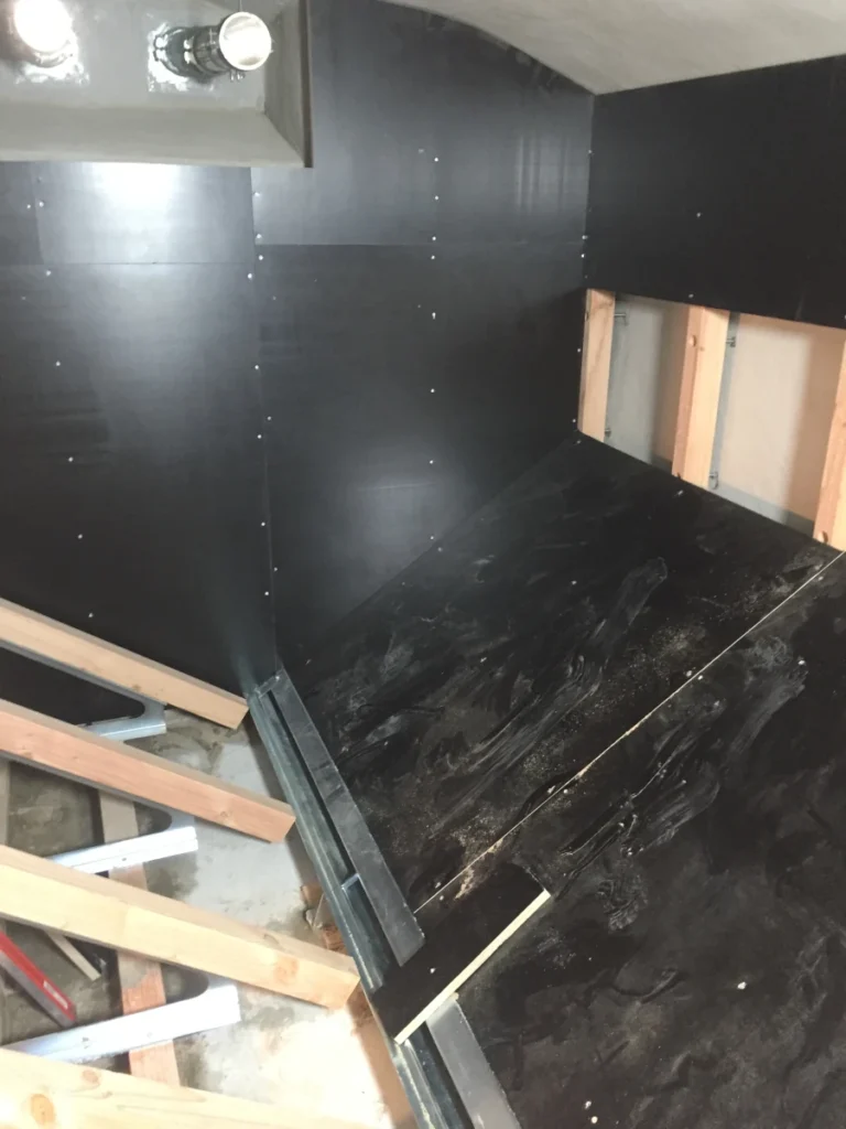 Inneraum eines Pelletlager aus Holz gefertigt.