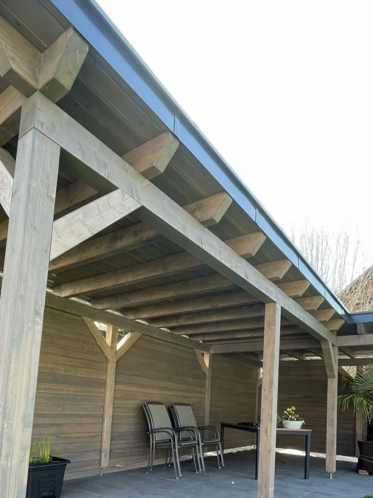 Pergola aus grauem Holz im Garten