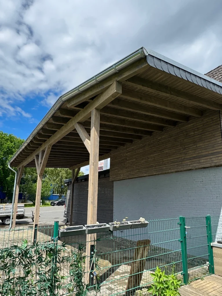 Graues Wohnmobilcarport